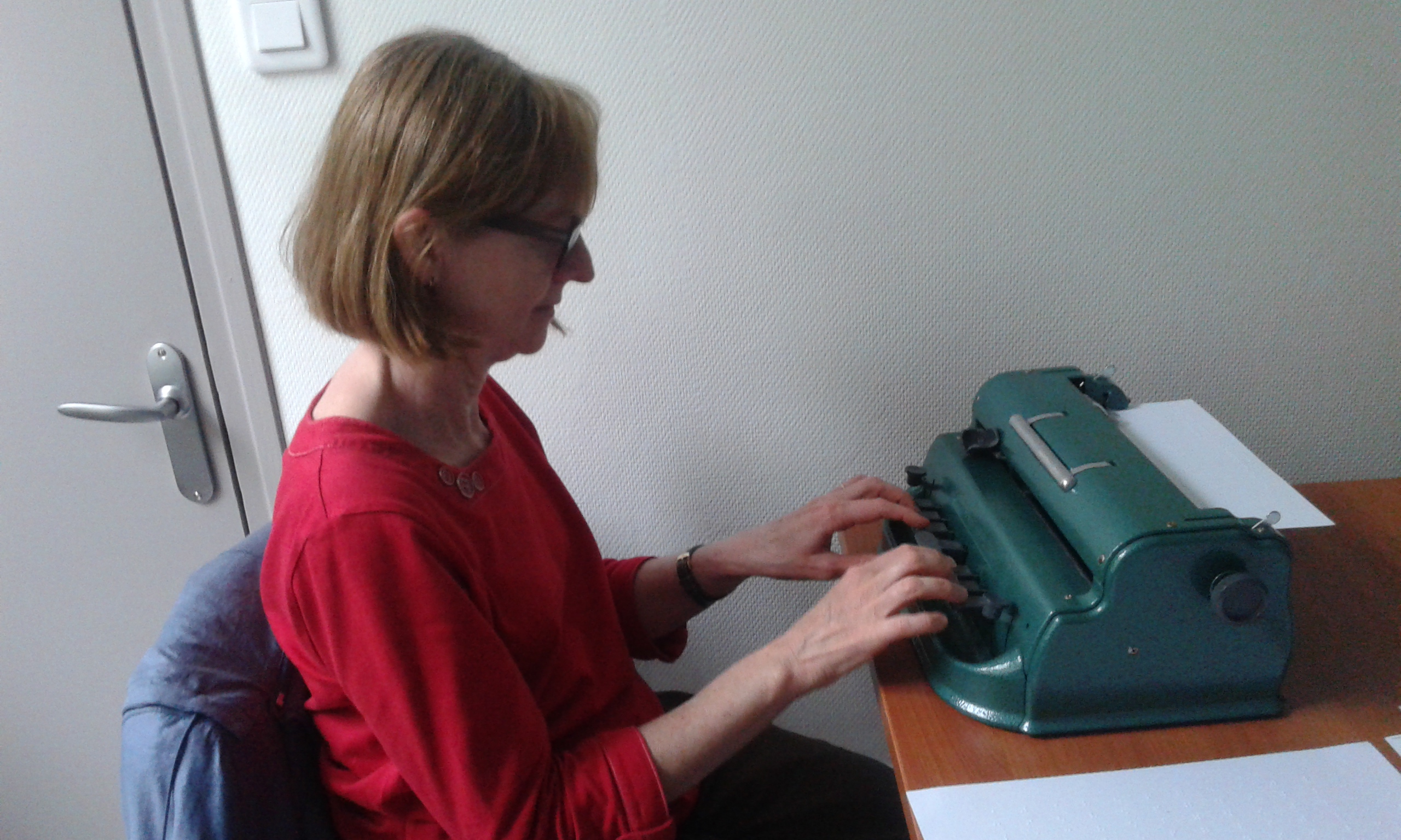 Femme utilisant la machine Perkins pour écrire du braille